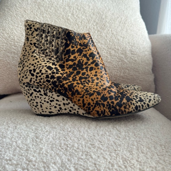 Matisse Nugent Wedge Bootie with Cow Hair in Leopard, Leather real fur Dyed Cow - Picture 4 of 9